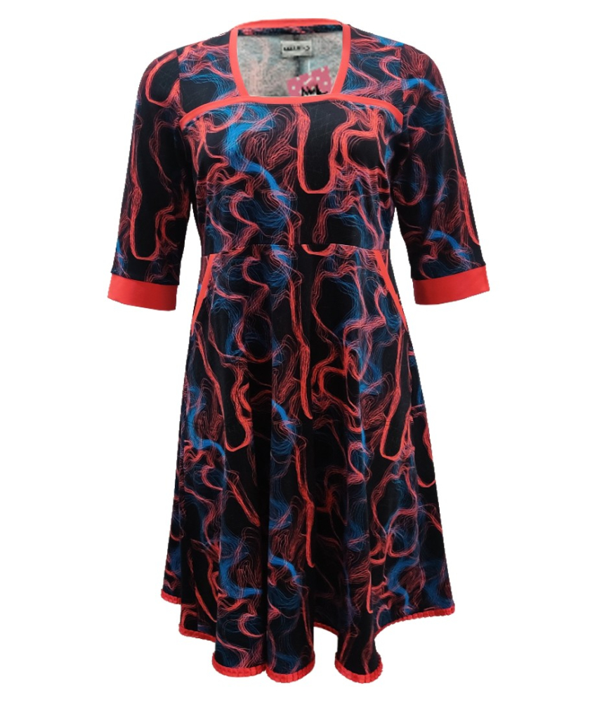 Sort plus size kjole med empiresnit. Genkei Laser Game