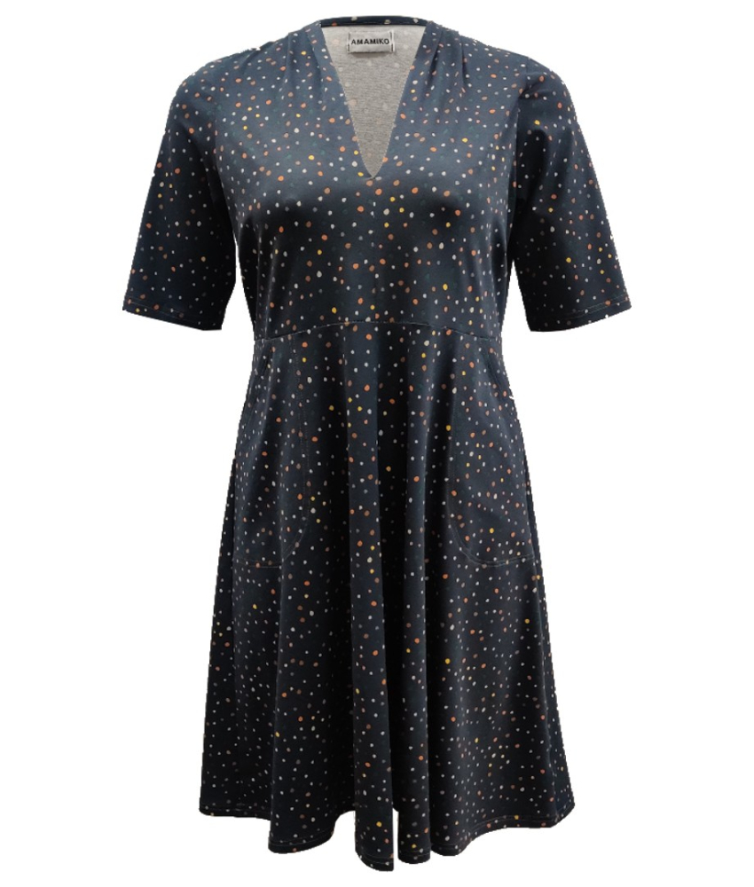 Takasaki Grey Dot. Plus size Kjole med lommer fra Amamiko
