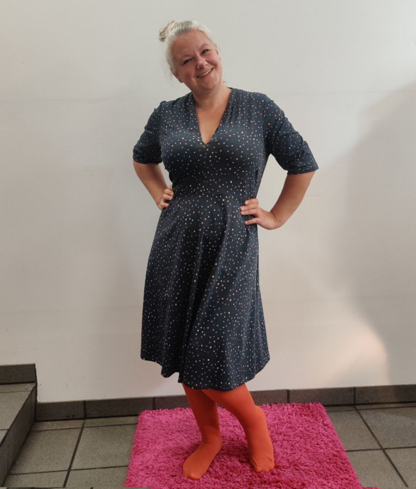 Takasaki Grey Dot. Plus size Kjole med lommer fra Amamiko