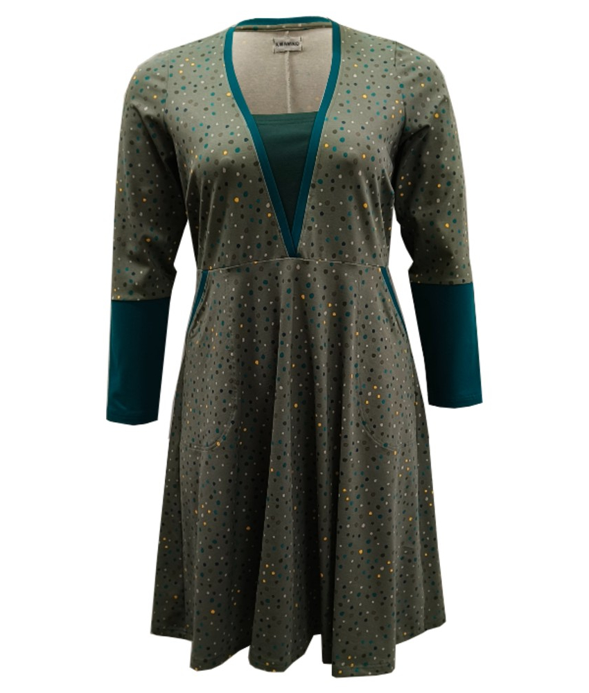 Armygrøn Plus size kjole med empiresnit og prikker | Ama Army Dots