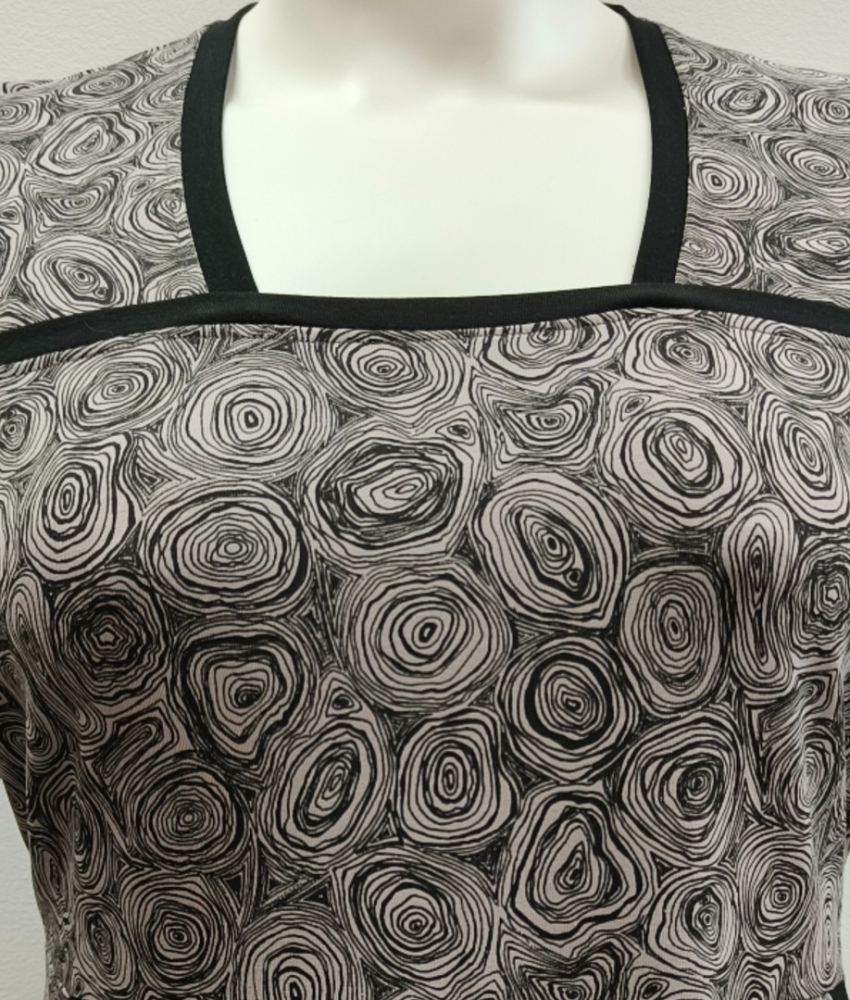 Grå plus size kjole med sorte detaljer og empiresnit. Genkei Grey Doodles