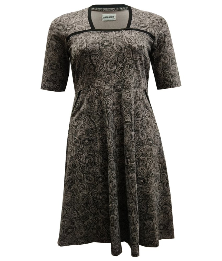 Grå plus size kjole med sorte detaljer og empiresnit. Genkei Grey Doodles