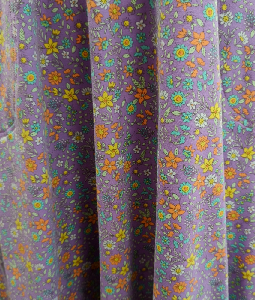 Lys lilla plus size kjole med små blomster og empiresnit. Genkei Lavender Flower