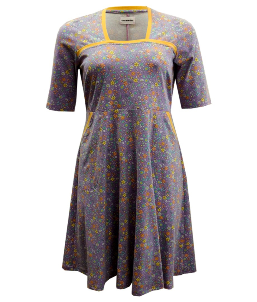 Lys lilla plus size kjole med små blomster og empiresnit. Genkei Lavender Flower