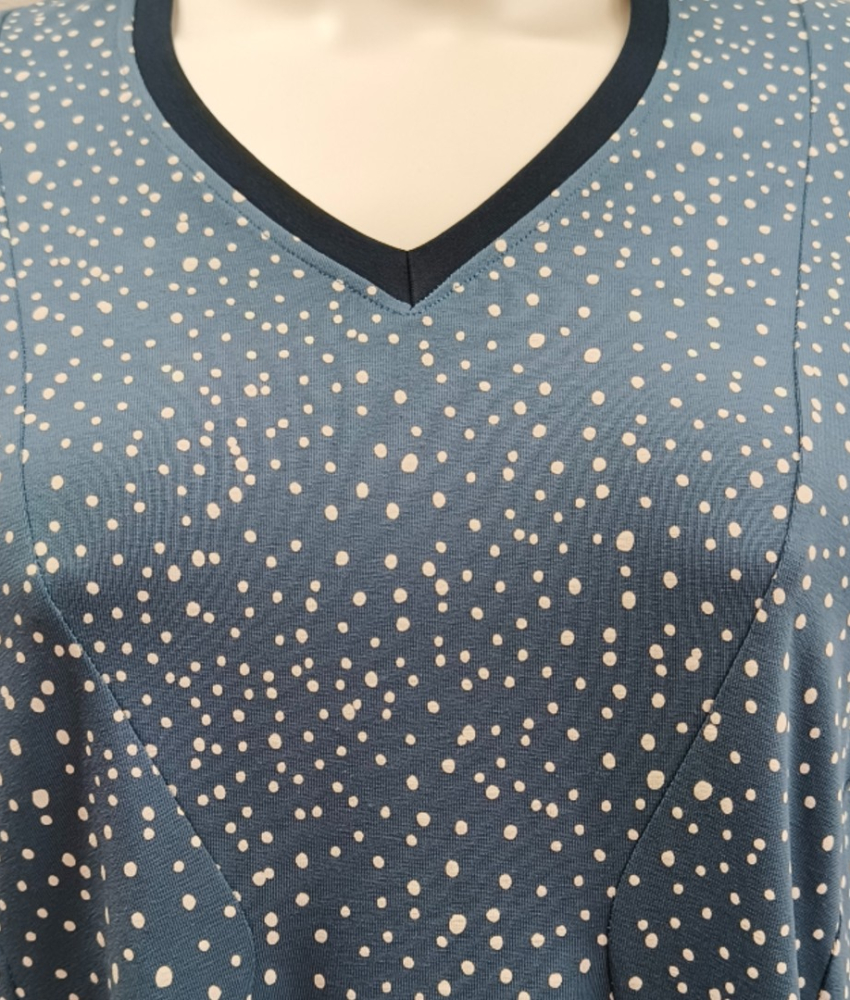 Løs blå Plus Size kjole med prikker - Emi Blue Dot