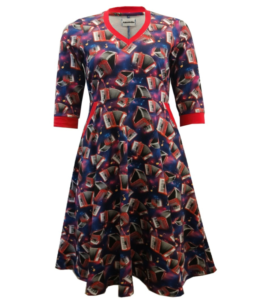 Plus size kjole med v-hals og Harmonika print - Dana Accordion