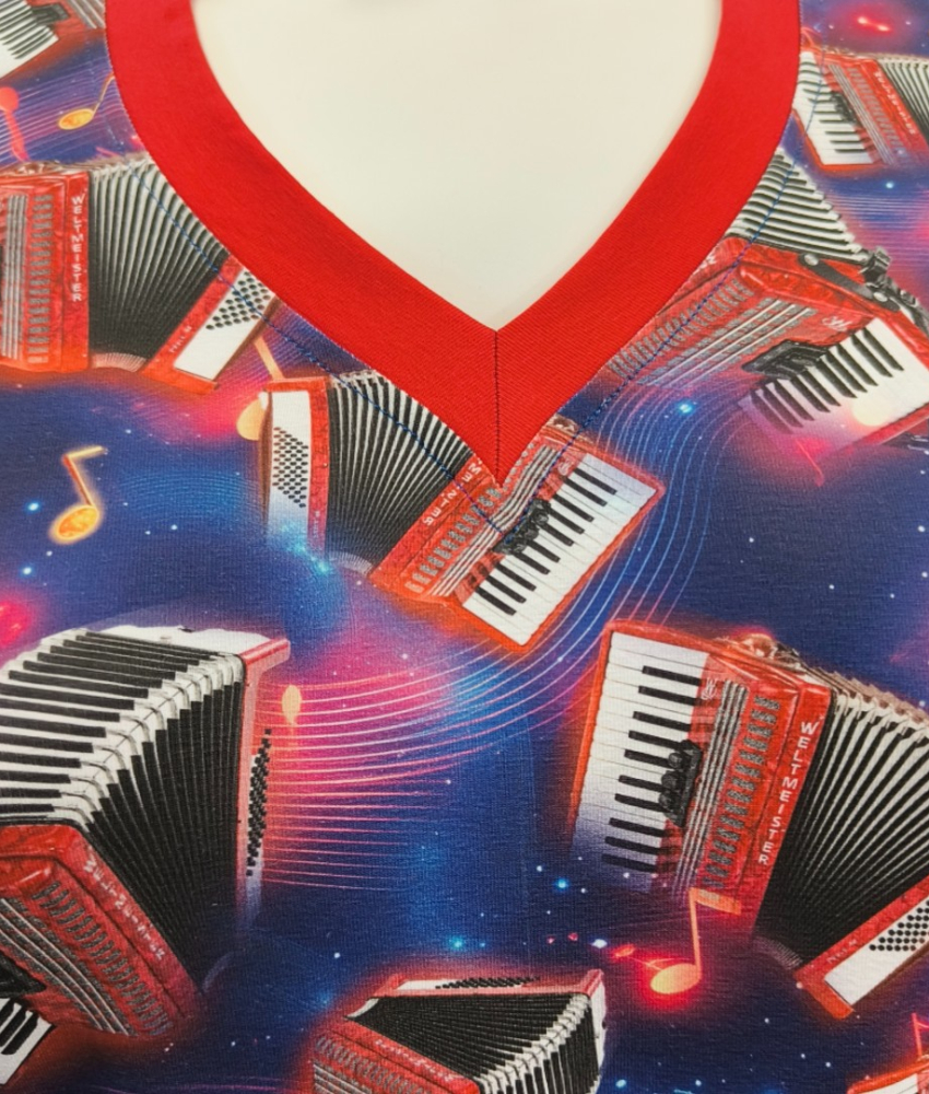 Plus size kjole med v-hals og Harmonika print - Dana Accordion