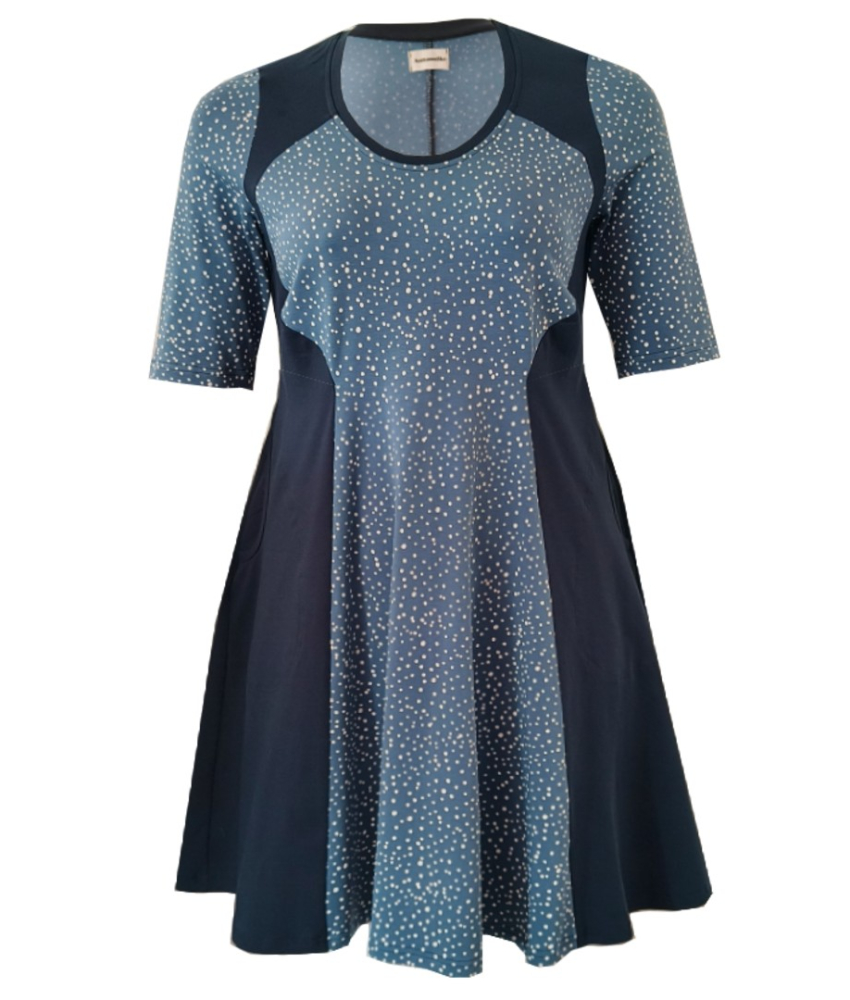 Meika Blue Dot - A-formet plus size kjole med paneler fra Amamiko