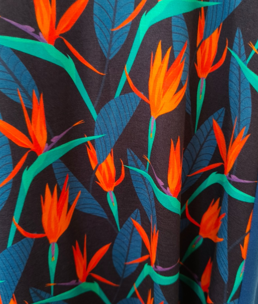 Meika Blue Leaf - A-formet plus size kjole med paneler fra Amamiko