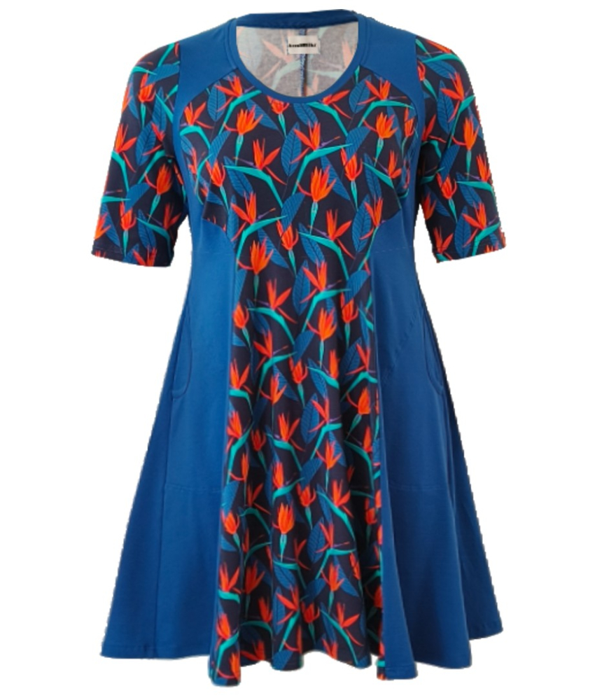 Meika Blue Leaf - A-formet plus size kjole med paneler fra Amamiko