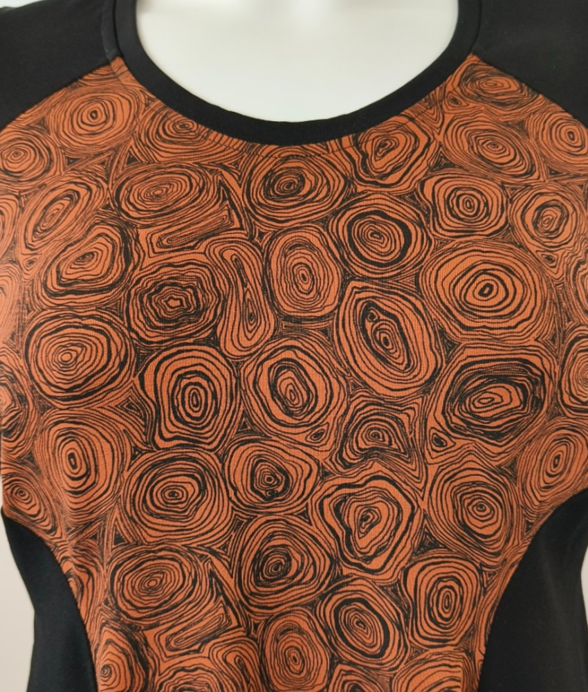 Meika Chocolate Doodles - A-formet plus size kjole med paneler fra Amamiko