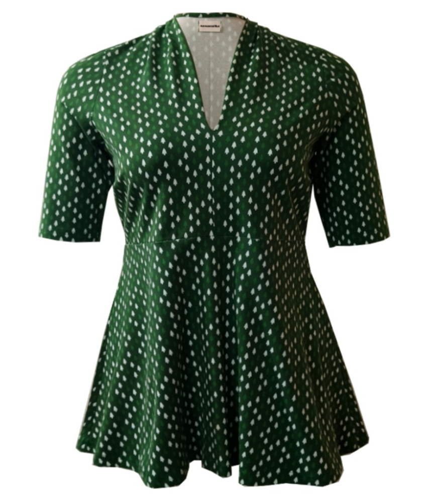 Sendai Norway Spruce - Plus size bluse med v-hals fra Amamiko