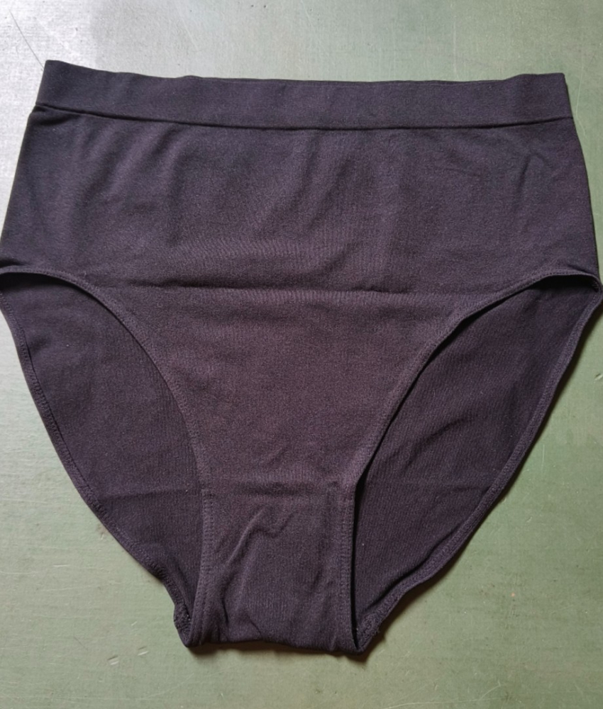 Sorte sømløse plus size trusser i mikrofibre - 507000 fra Festival